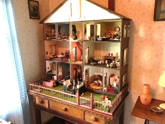 Society doll house a Victorian dream