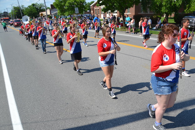 Many bands enlivened the Strawberry Fest parade in Albion | Orleans Hub