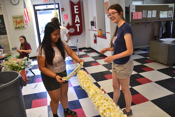 Daisy chain endures at least a century as graduation tradition in Medina