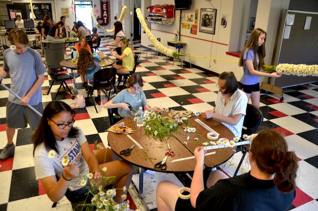 Silliman juniors, seniors carry on daisy chain tradition, East Feliciana