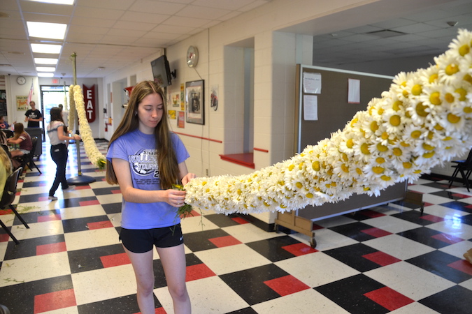 Silliman juniors, seniors carry on daisy chain tradition, East Feliciana